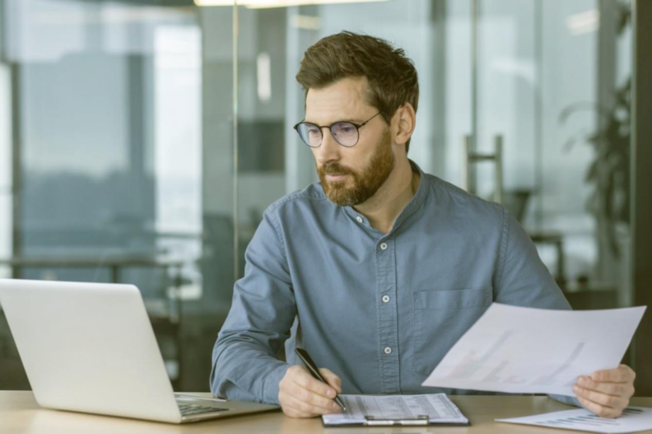 Entorno profesional de seminarios con participantes analizando estrategias de negociación